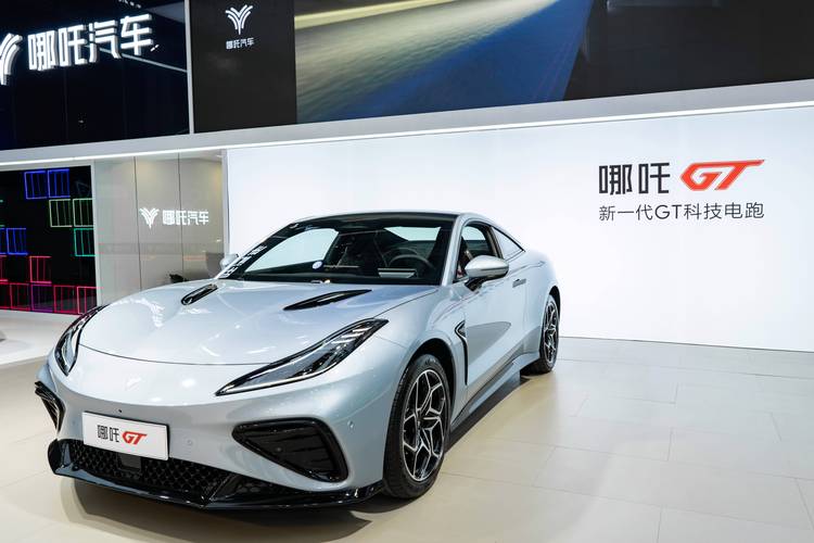 东莞105哪吒汽车在智能汽车领域的表现，领途汽车在新能源汽车市场中的影响力